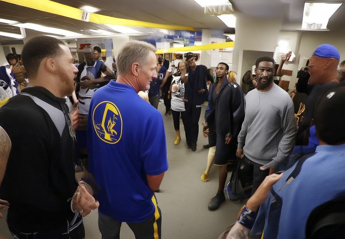 金州勇士队主场取胜后史蒂夫·科尔确认轮换策略，德雷蒙德·格林与斯蒂芬·库里强调防守专注度是关键